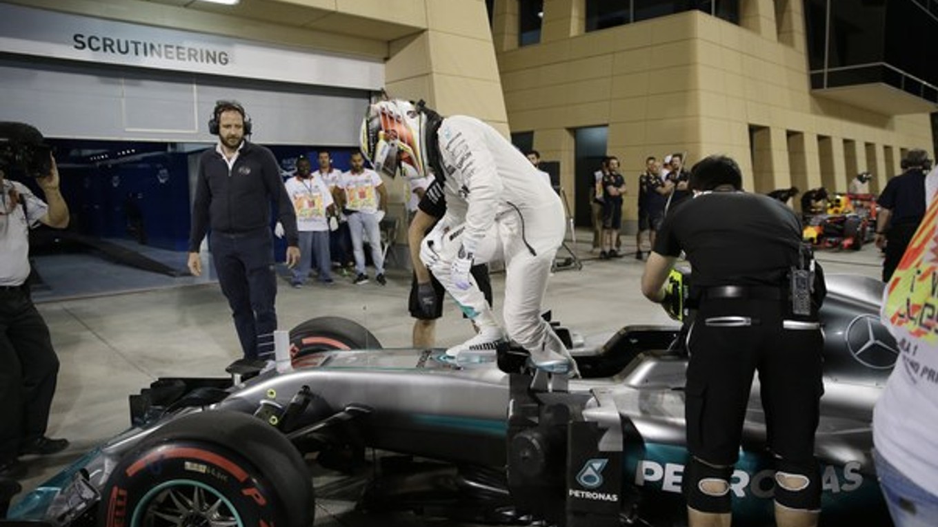 Aj takto vyzerala kvalifikácia na prvých dvoch veľkých cenách F1. Už približne tri minúty pred jej koncom vystúpili všetci jazdci zo svojich monopostov.