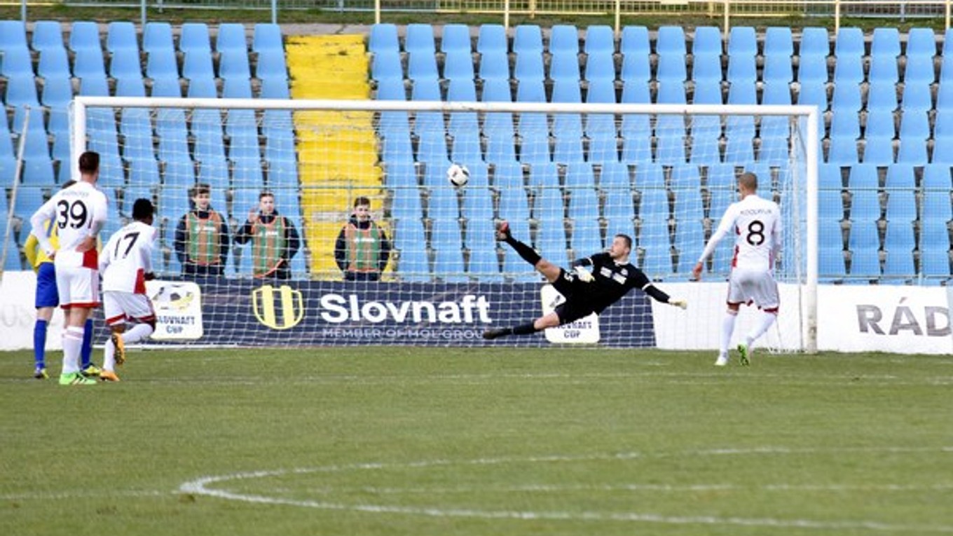 Po jednom zo sporných rozhodnutí premenil Ryan Koolwijk (vpravo) pokutový kop. Arbiter ale vyhlásil, že táto situácia bola posúdená správna.