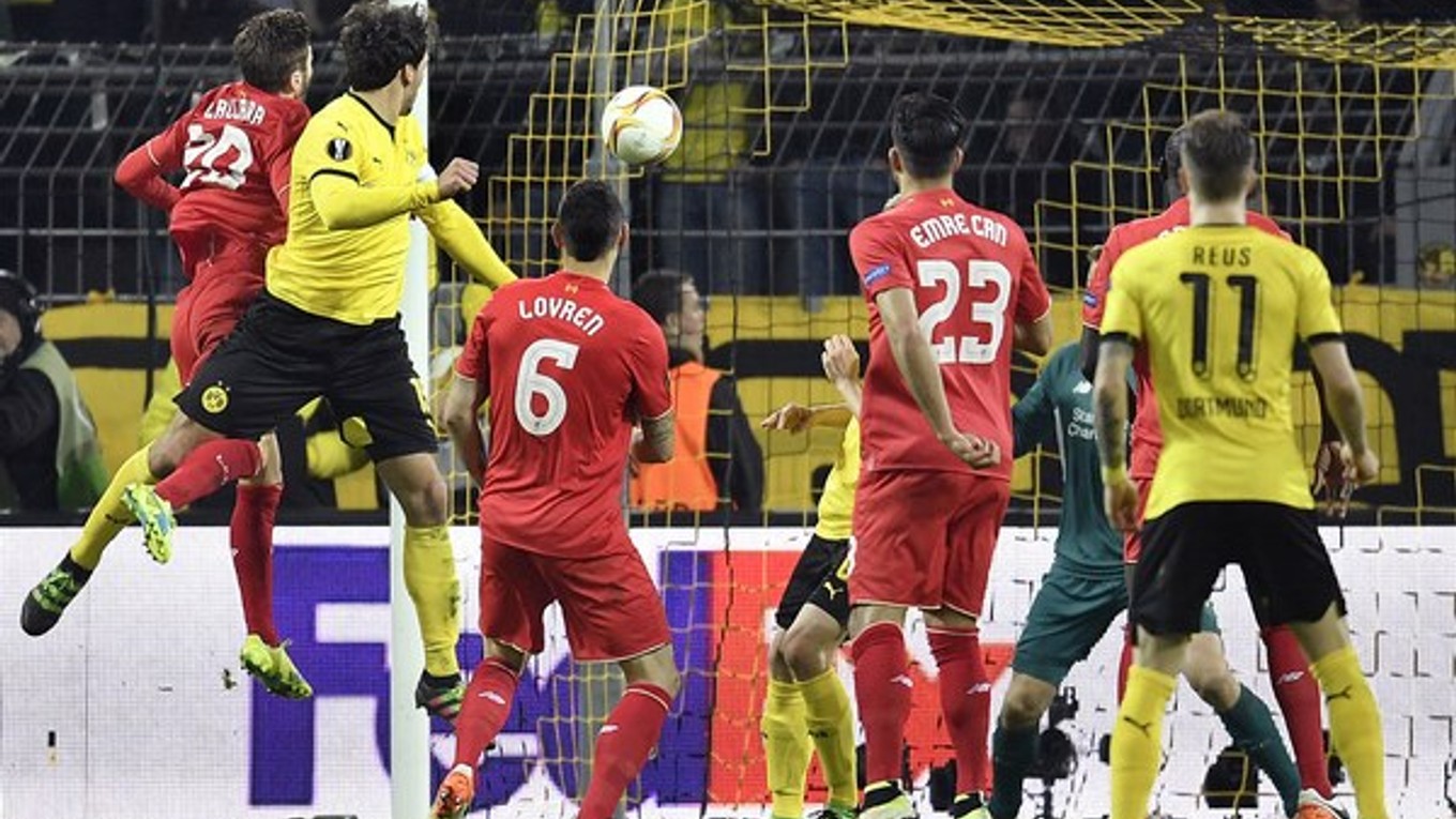 Mats Hummels (druhý zľava) strieľa gól Dortmundu do siete Liverpoolu.