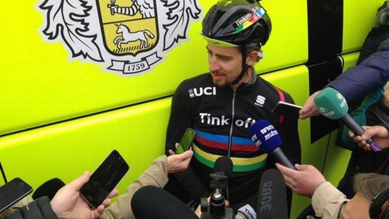 Peter Sagan odpovedá na otázky médií pred klasikou Paríž - Roubaix.