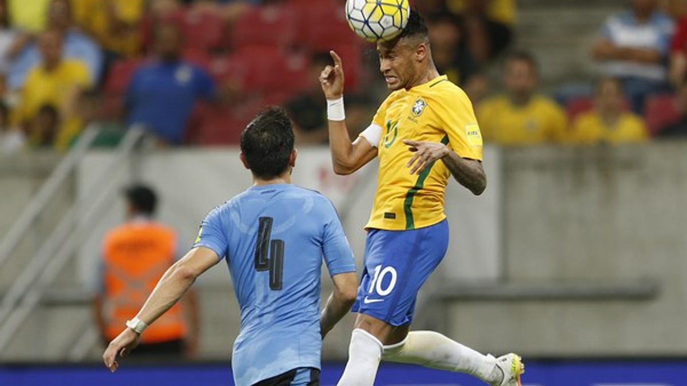 Brazílčania chcú, aby si Neymar (vpravo) obliekol národný dres na olympijských hrách aj na Copa América.