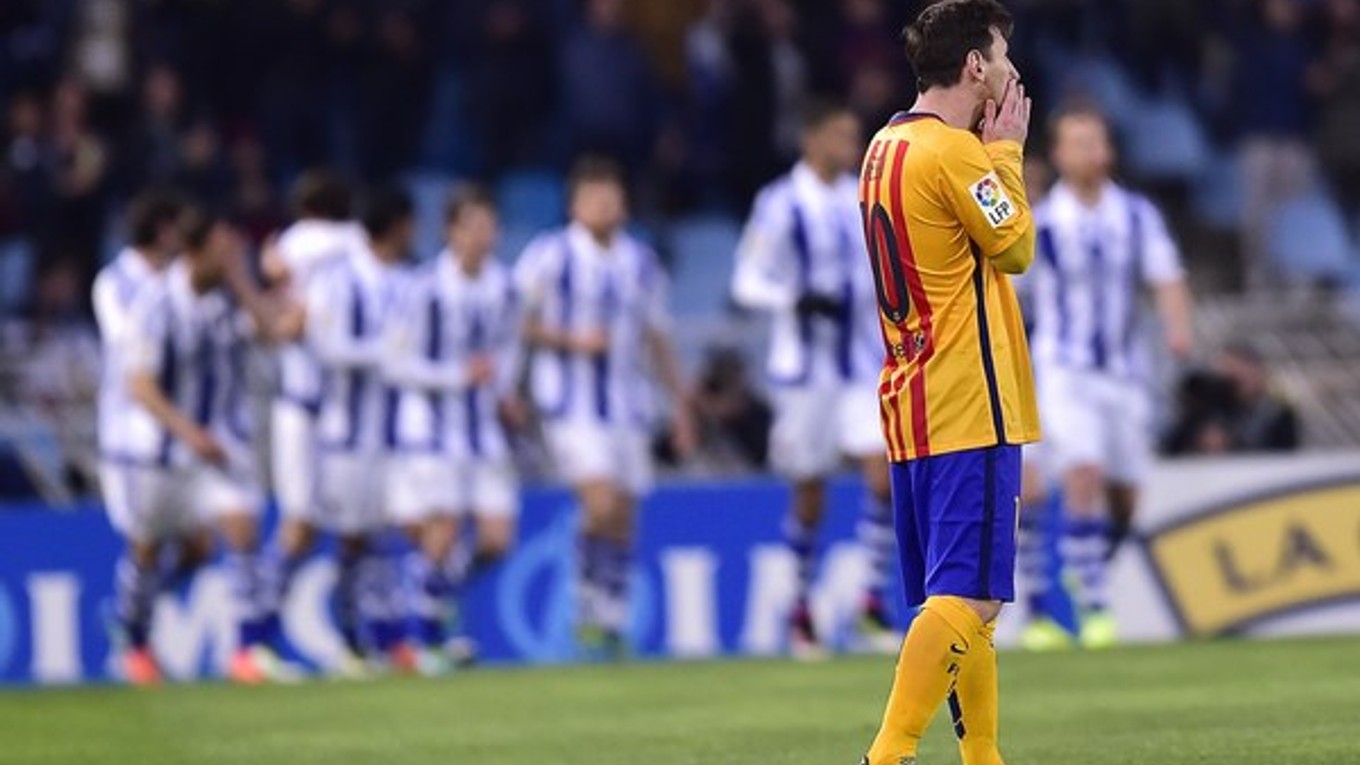 Futbalisti Barcelony nevyhrali v lige už tri zápasy za sebou. Na snímke smúti Lionel Messi, v pozadí sa tešia hráči San Sebastianu.