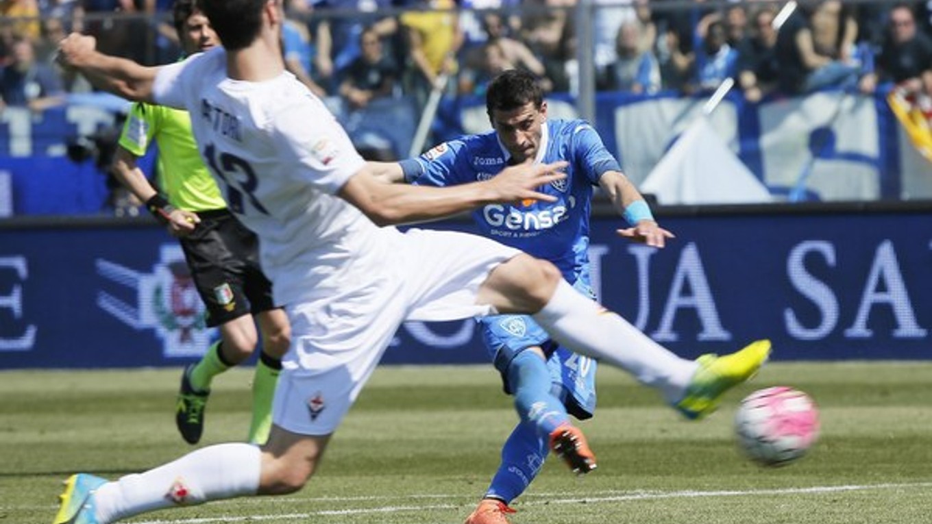 Manuel Pucciarelli (v modrom) strieľa gól do siete Fiorentiny.