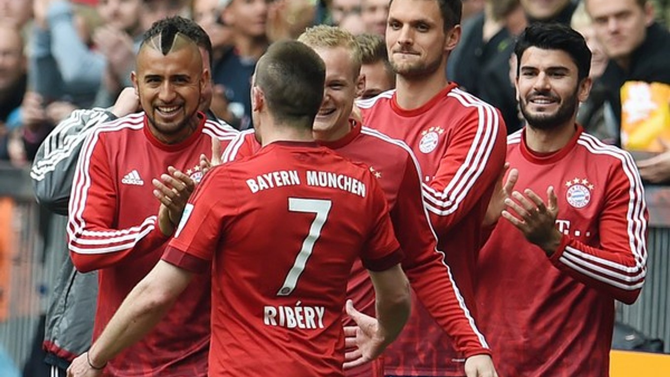 Serdar Tasci (vpravo) sa len z lavičky náhradníkov teší z gólu spoluhráča Ribéryho.