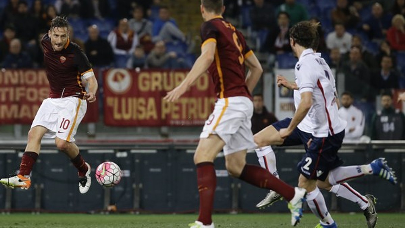 Od druhého polčasu zasiahol do hry aj Francesco Totti (vľavo).