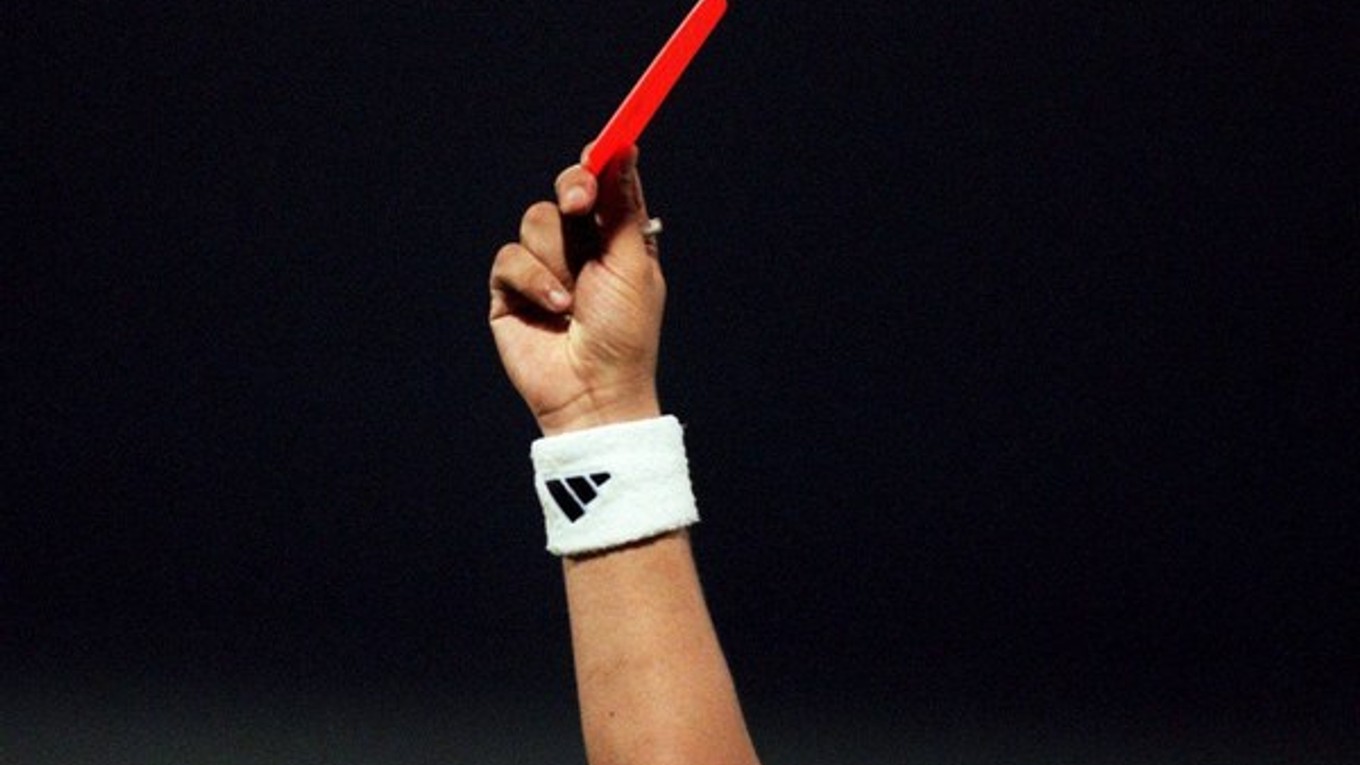 V napätom stretnutí sa riadne červenalo.