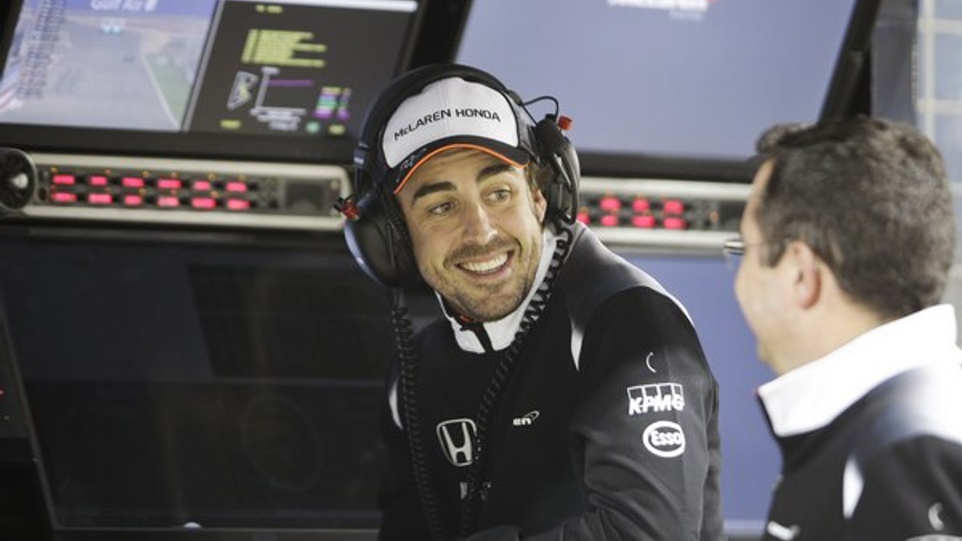Veľkú cenu Bahrajnu sledoval Fernando Alonso iba z boxového múru.