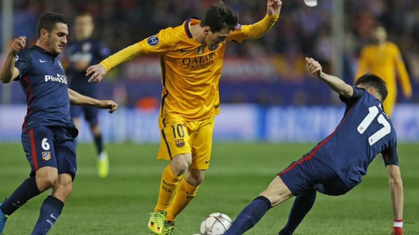 Lionel Messi z Barcelony (v strede) v súboji o loptu s hráčmi Atletica Koke Resurreccionom (vľavo) a Saulom Ninguezom (vpravo).
