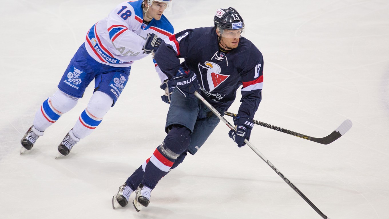 Václav Nedorost (vpravo) si bude aj naďalej obliekať dres Slovana Bratislava.