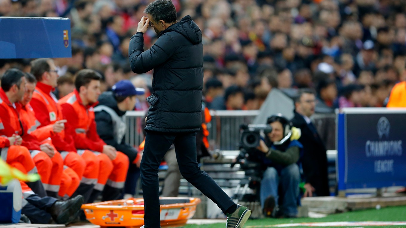 Tréner Luis Enrique sa chytá za hlavu po prehre Barcelony s Atléticom 0:2.