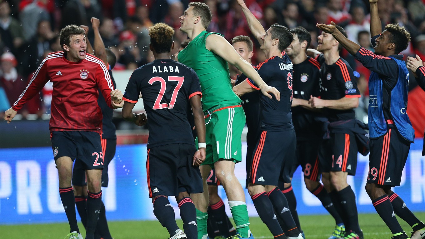 Futbalisti Bayernu Mníchov oslavujú postup, na ktorý sa ale poriadne nadreli.