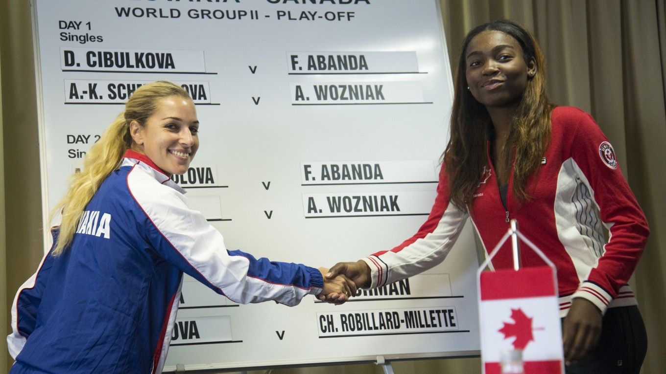 Prvú dvojicu tvorí Dominika Cibulková a Kanaďanka s kamerunským pôvodom Francois Abandová.