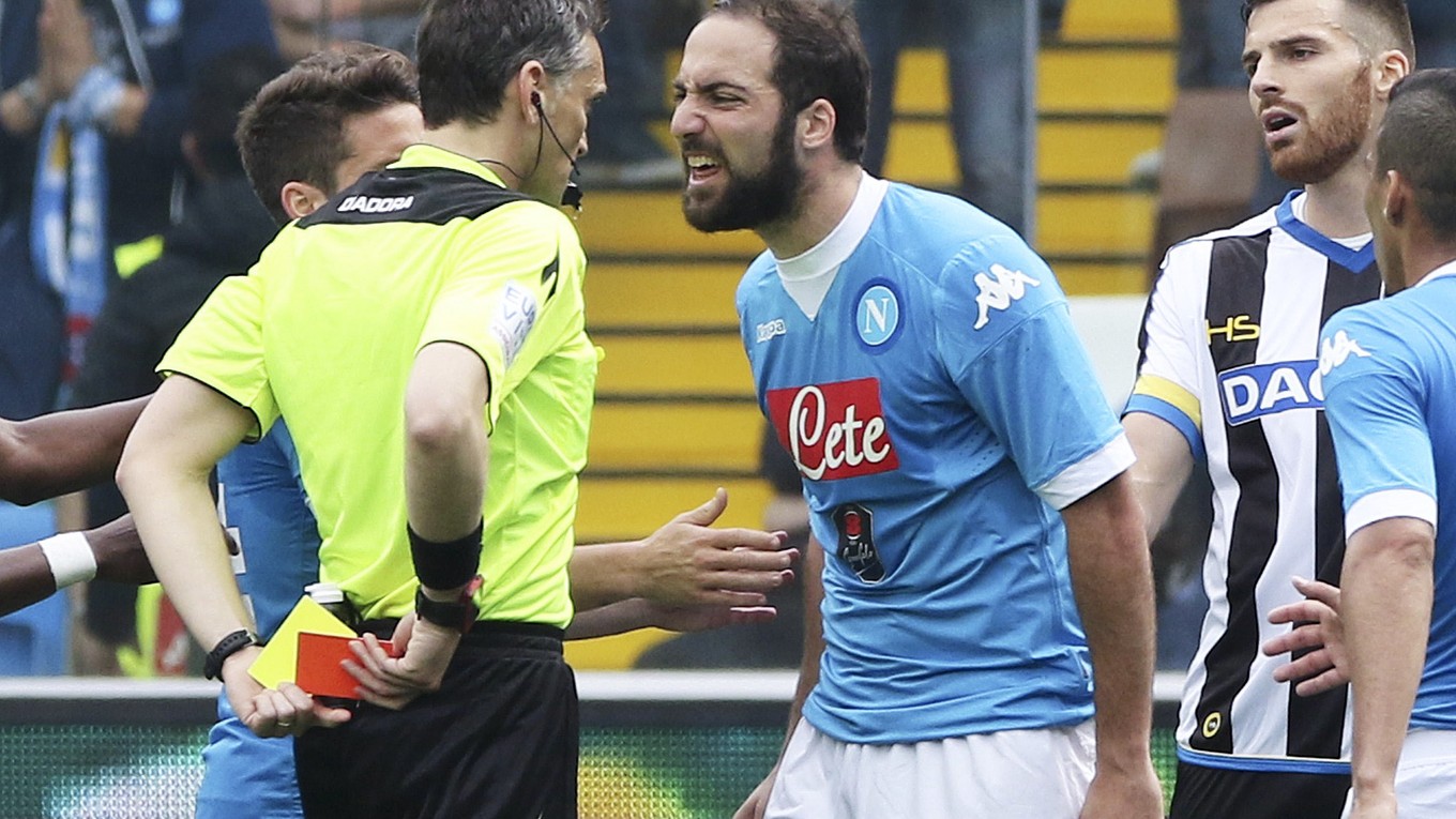Higuaín si neudržal nervy na uzde. 