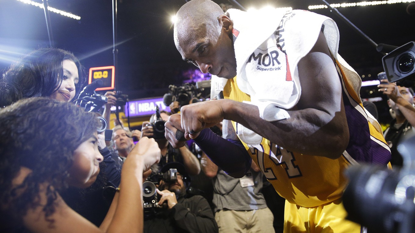 Kobe Bryant sa lúčil s kariérou pred vypredanou arénou Staples Center v Los Angeles aj pred zrakmi svojej manželky a dcér.