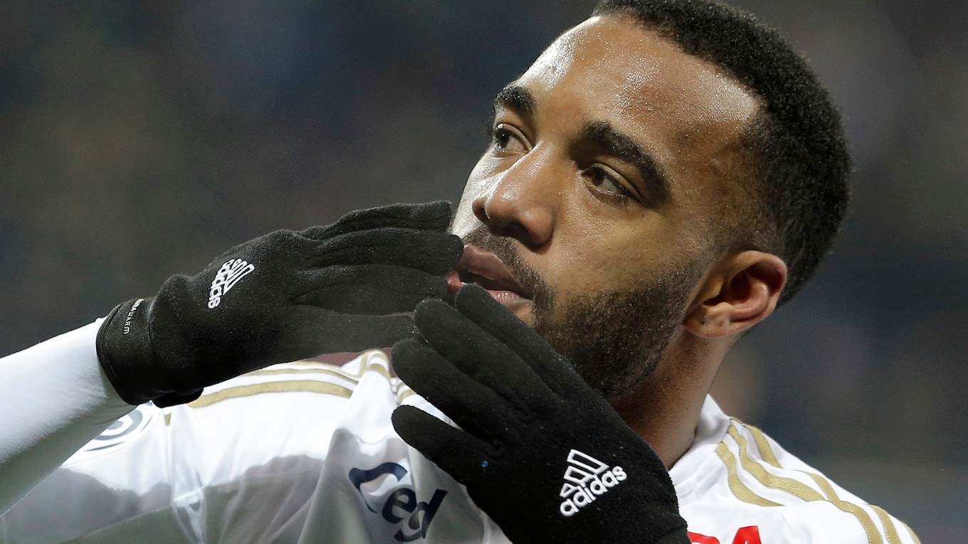 Strelec jediného gólu Lacazette je žiadaný európskymi veľkoklubmi.