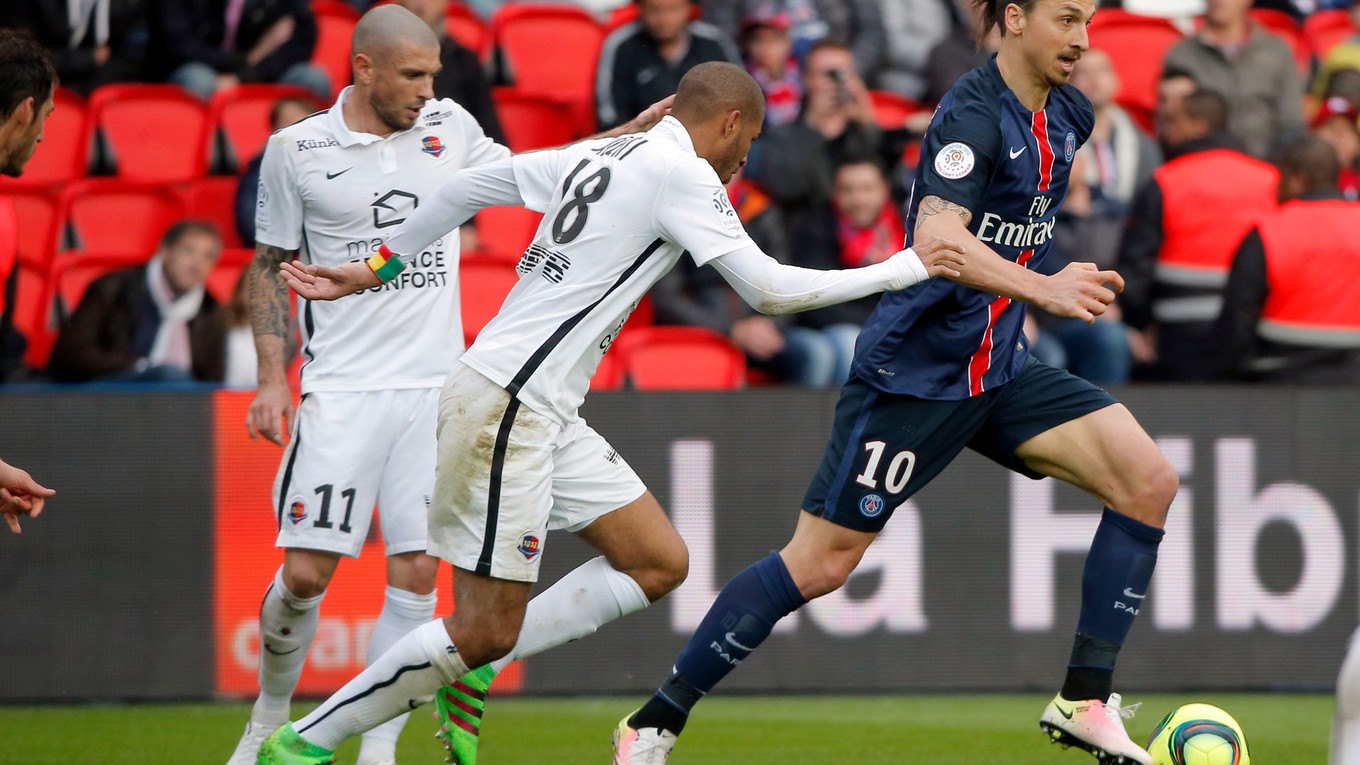 Ibrahimovič uniká súperom z Caen. Švédska hviezda strelila v zápase dva góly.