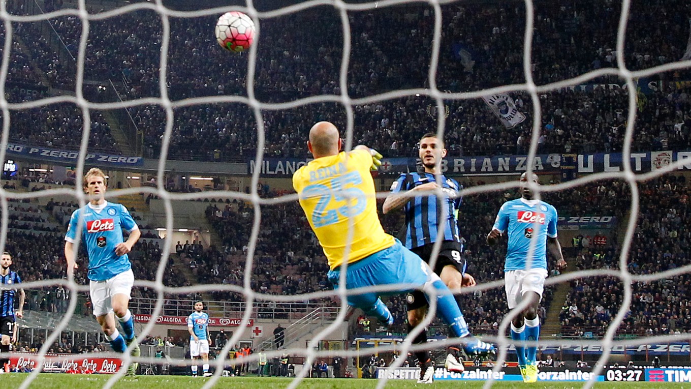 Mauro Icardi práve prekonáva Pepeho Reinu a Inter Miláno vedie 1:0.