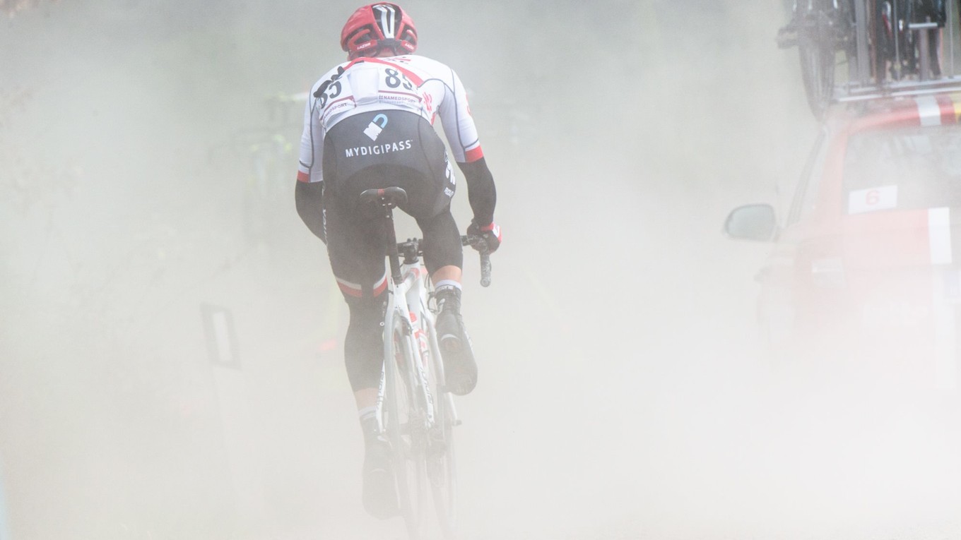 Je dnešná profi cyklistika zahalená dopingovým oparom?