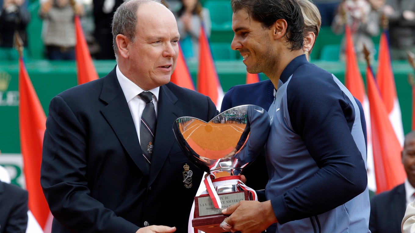 Nadal prijal práve víťaznú turnajovú trofej z rúk monackého princa Alberta II.
