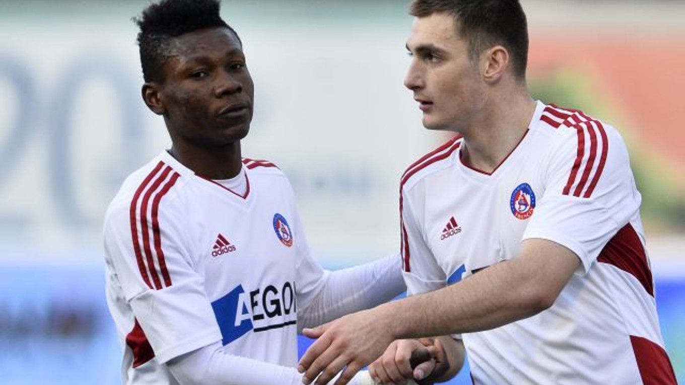Samuel Kalu (vľavo) strelil jediný gól AS Trenčín.