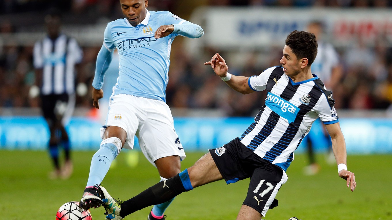 Ayoze Perez z Newcastle United (vpravo) sa snaží vypichnúť loptu hráčovi Manchesteru City Fernandinhovi.
