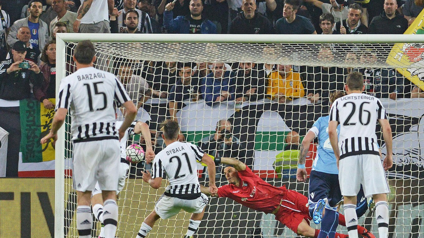 Paulo Dybala (s číslom 21) strieľa gól do siete Lazia Rím.