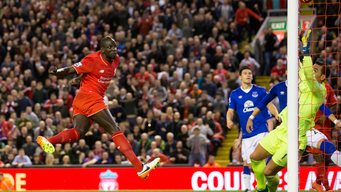 Hráč Liverpoolu Mamadou Sakho strieľa gól do siete Evertonu.