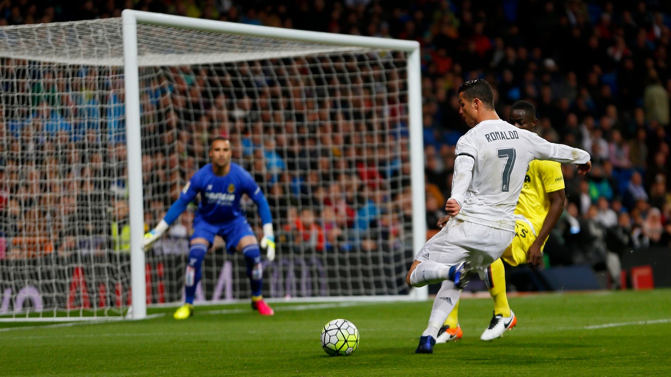 Cristiano Ronaldo sa dostáva do šance pred bránou Villarrealu.
