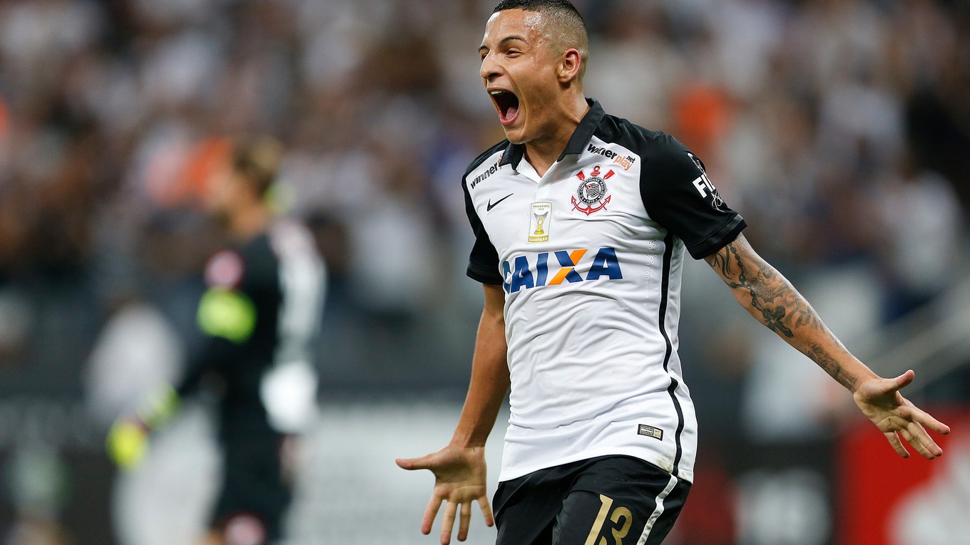 Hráč Corinthians Guilherme Arana sa teší zo svojho gólu do siete čílskeho Cobresalu.