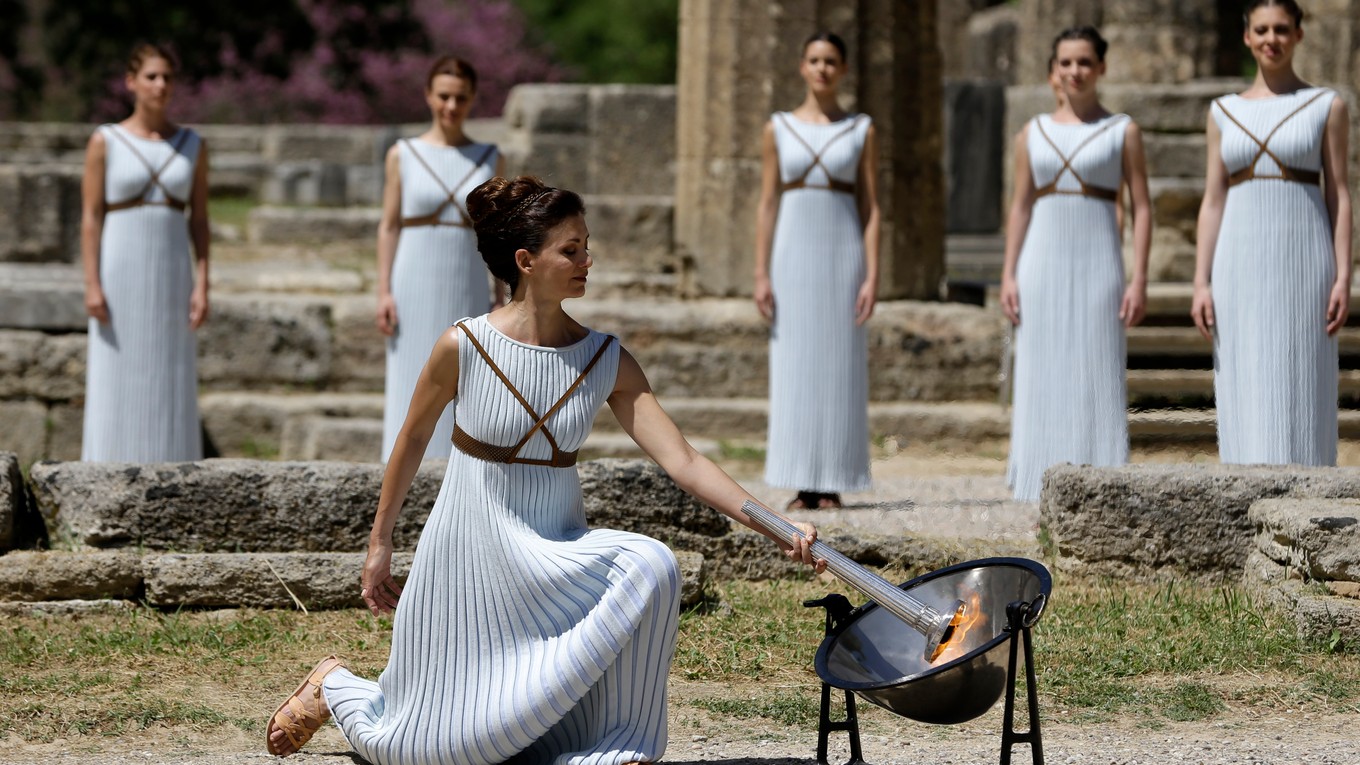 V Olympii zapálili olympijský oheň pre hry v Rio de Janeiro.