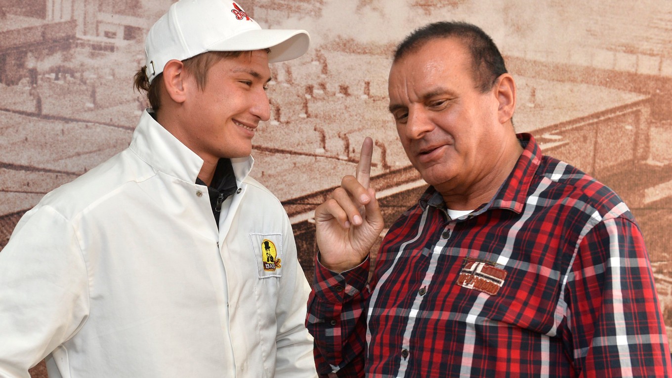 Majiteľ klubu Anton Fabuš (vpravo) sa rozpráva s hráčom Tomášom Bagim. Väčšina futbalistov Borčíc pracovala v mäsokombináte, ktorý Fabuš vlastnil.
