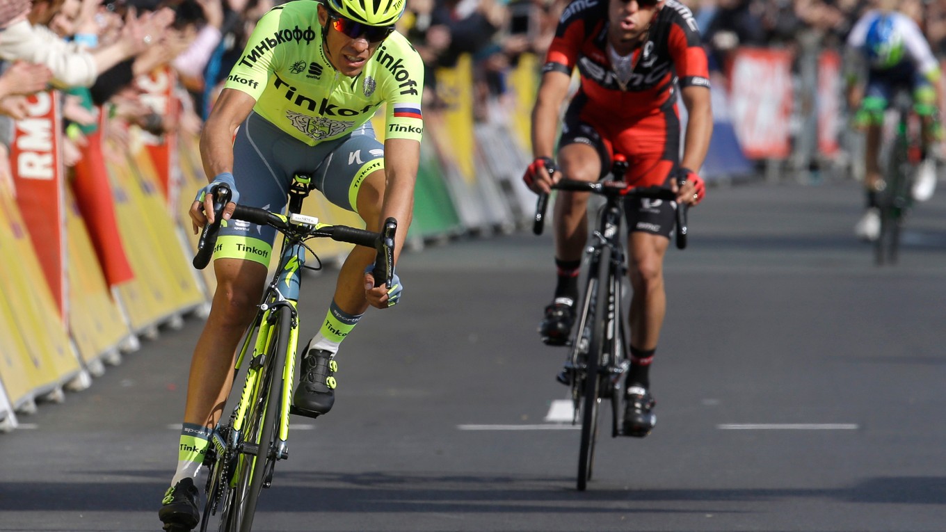 Alberto Contador (vľavo) žiada tvrdé tresty pre tých, ktorí podvádzajú.