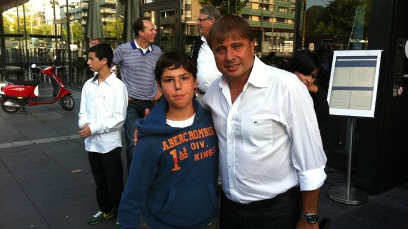 Mladý fanúšik s aktuálne novým trénerom izraelského národného tímu.