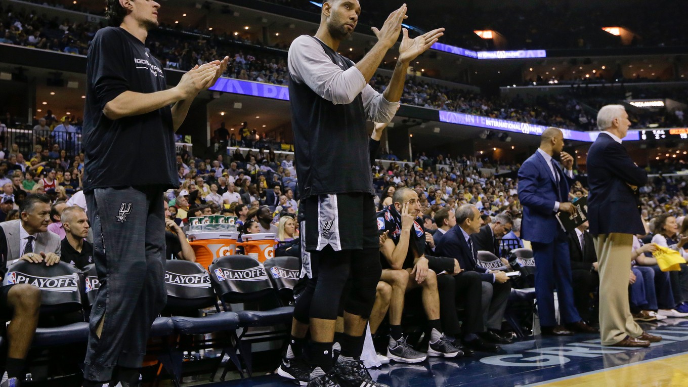 Boban Marjanovič (vľavo) a Tim Duncan zo San Antonia Spurs aplaudujú spoluhráčom k úspešnej akcii.