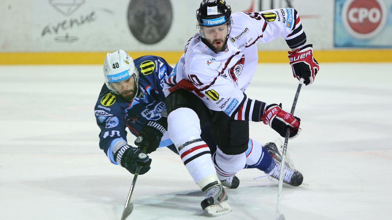 Tománek (vpravo) v súboji s Nitranom Matejom Benem.