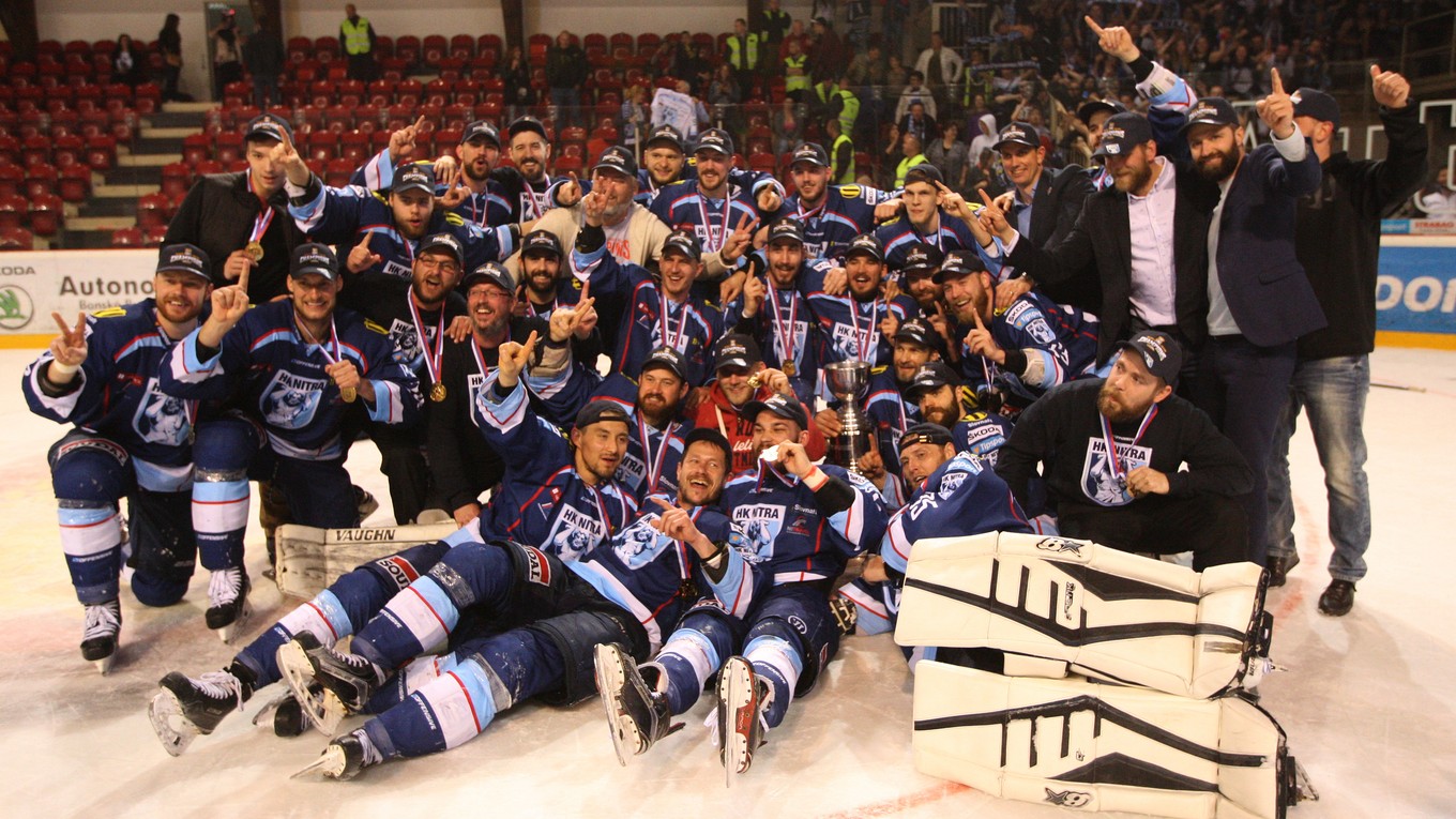 Nitrianski hokejisti sa stali prvý raz majstrami Slovenska.