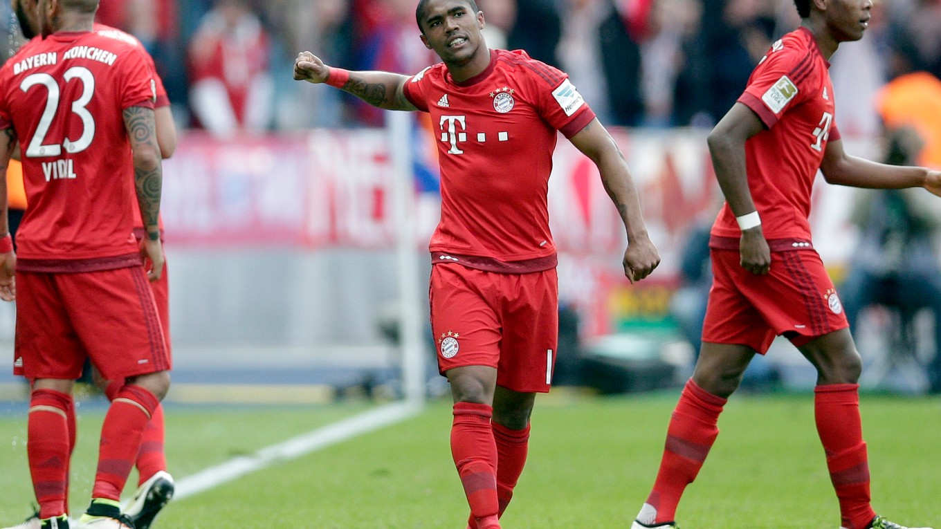 Douglas Costa z Bayernu Mníchov (v strede) sa teší z gólu.
