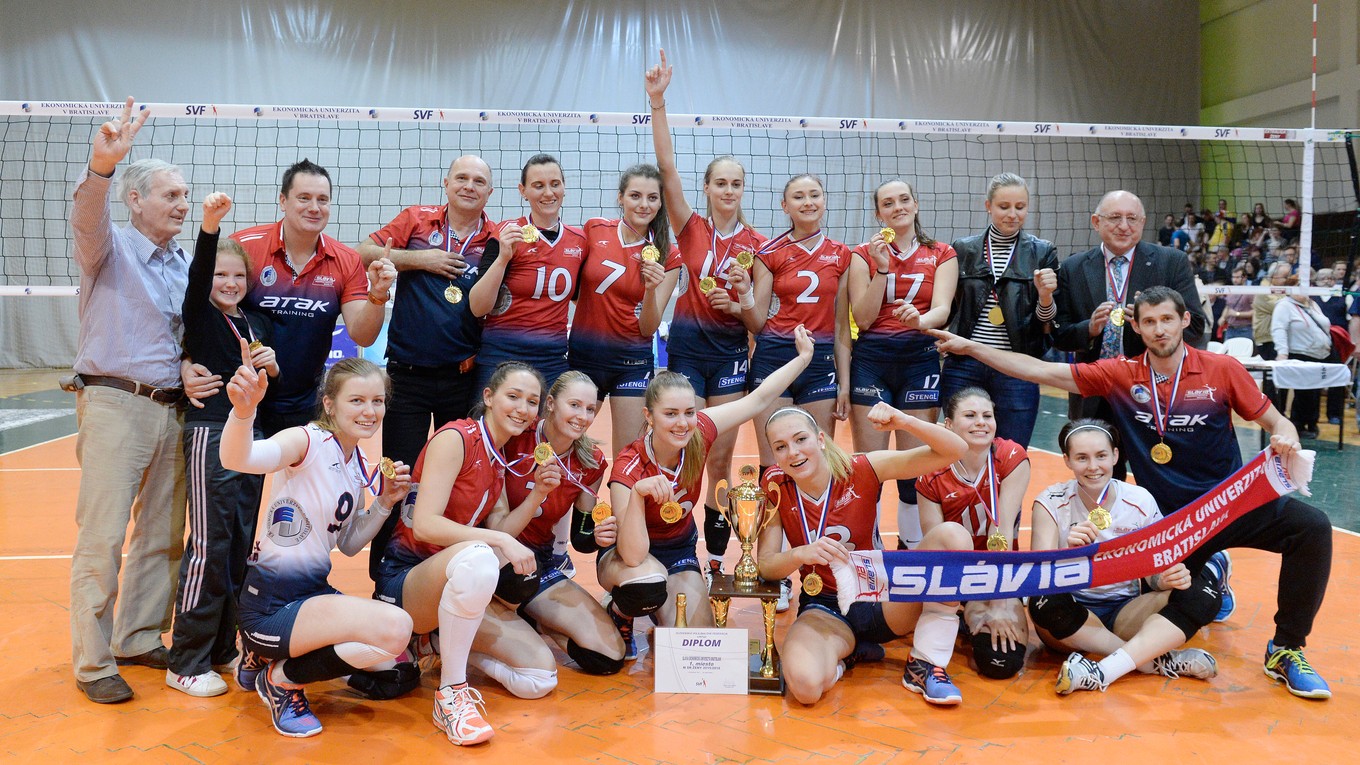 Volejbalistky Slávie pózujú s majstrovskou trofejou.