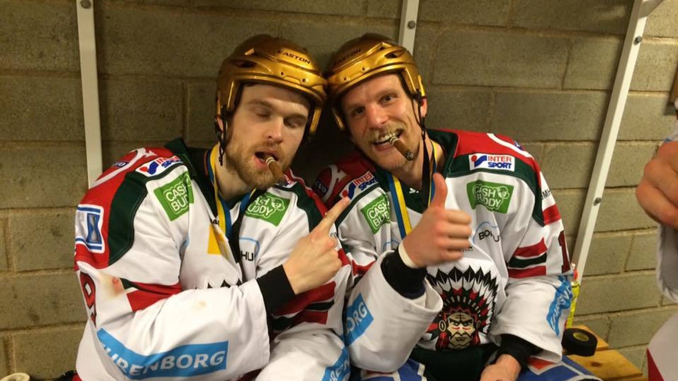 Hostia z Frölundy začali majstrovské oslavy hneď po skončení duelu.