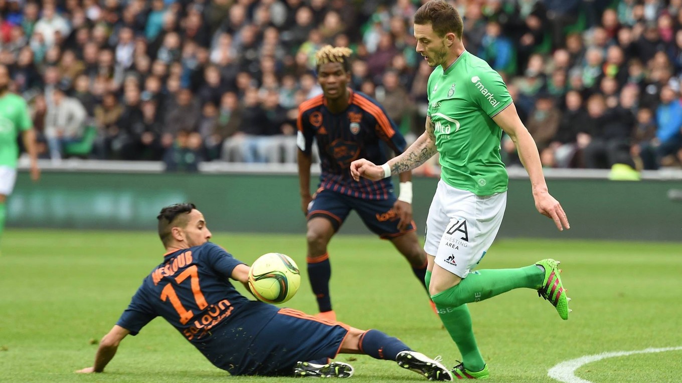 Futbalisti FC Lorient (v tmavom) neuspeli na pôde AS Saint-Etienne.