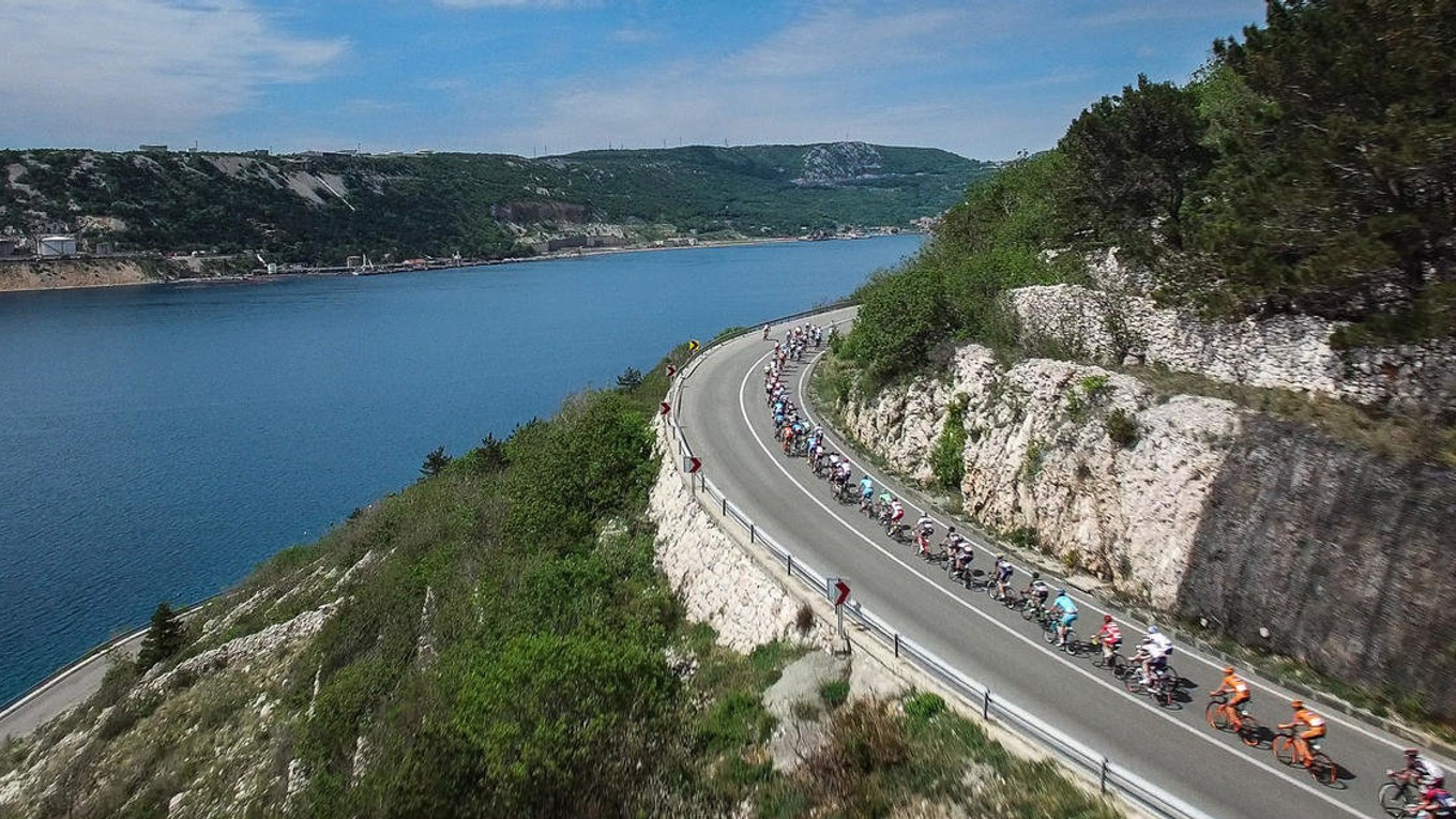 Etapy boli lemované krásnymi prírodnými scenériami.