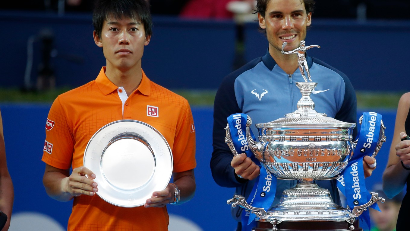 Aj táto fotografia jasne naznačuje, kto z dvojice Nišikori - Nadal mal po zápase väčšiu radosť.