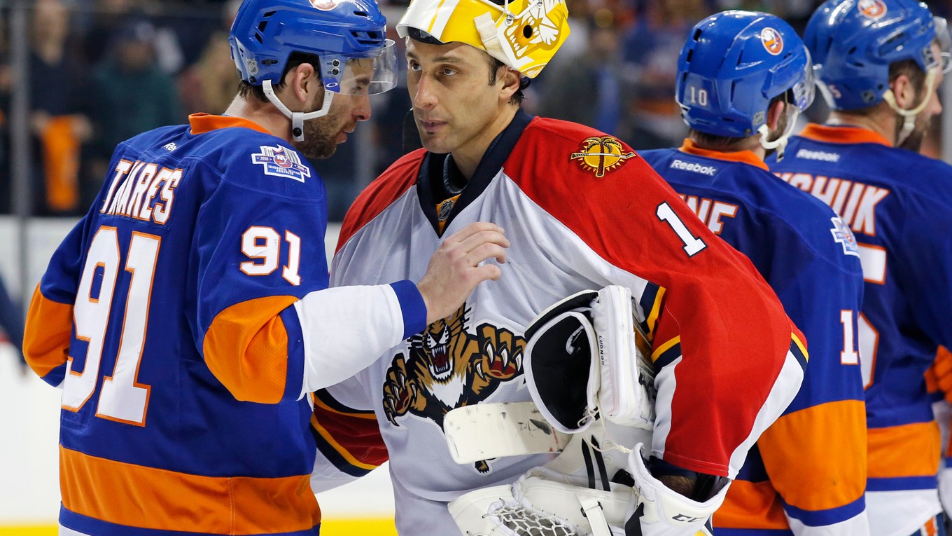 Hrdina NY Islanders John Tavares sa zdraví s brankárom Floridy Robertom Luongom.