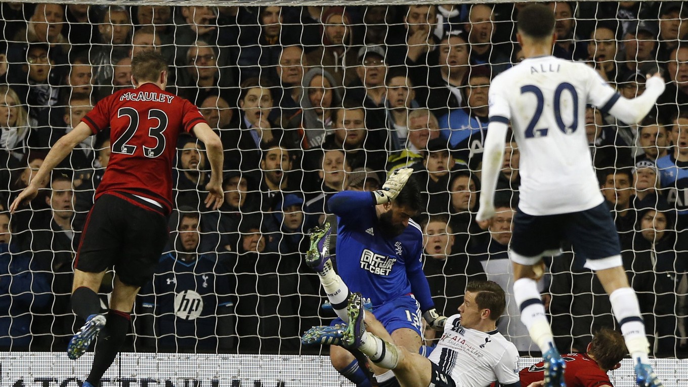 Craig Dawson (vpravo na zemi) z West Bromwichu Albion posiela loptu do vlastnej siete.