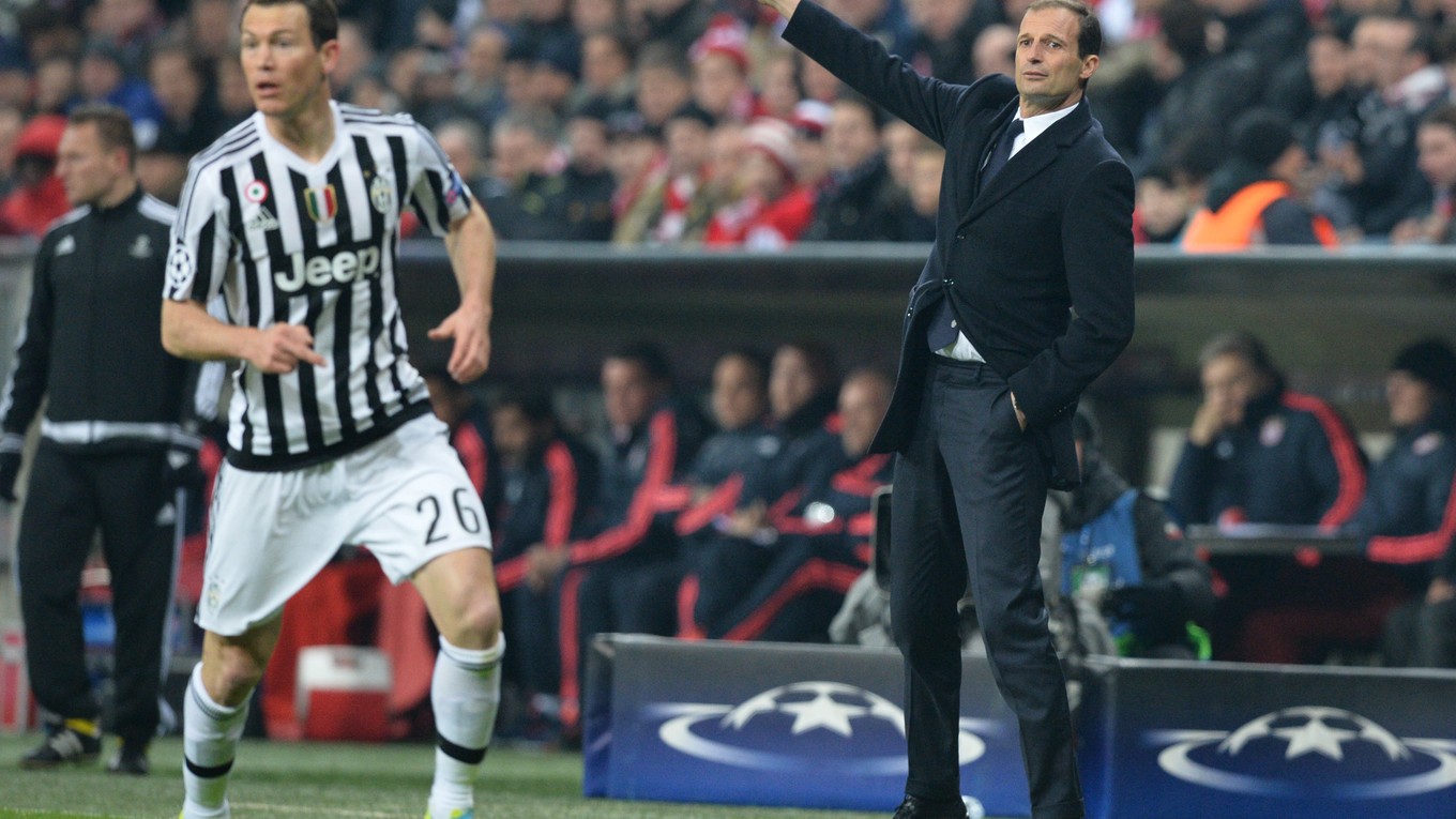 Massimilliano Allegri (vpravo) naďalej povedie futbalistov Juventusu Turín.