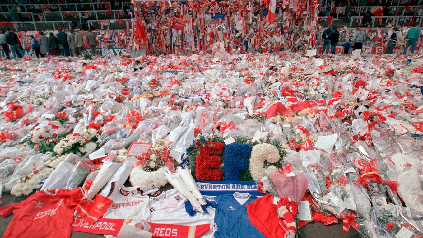 Kvetiny na Anfield Road v Liverpoole kvetiny na pamiatku tých, ktorí na štadióne Hillsborough zahynuli.