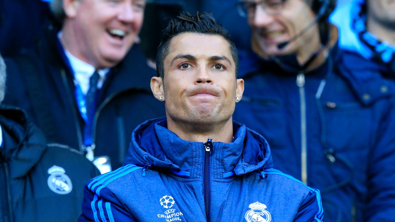 Cristiano Ronaldo sleduje zápas v Manchestri iba ako divák.
