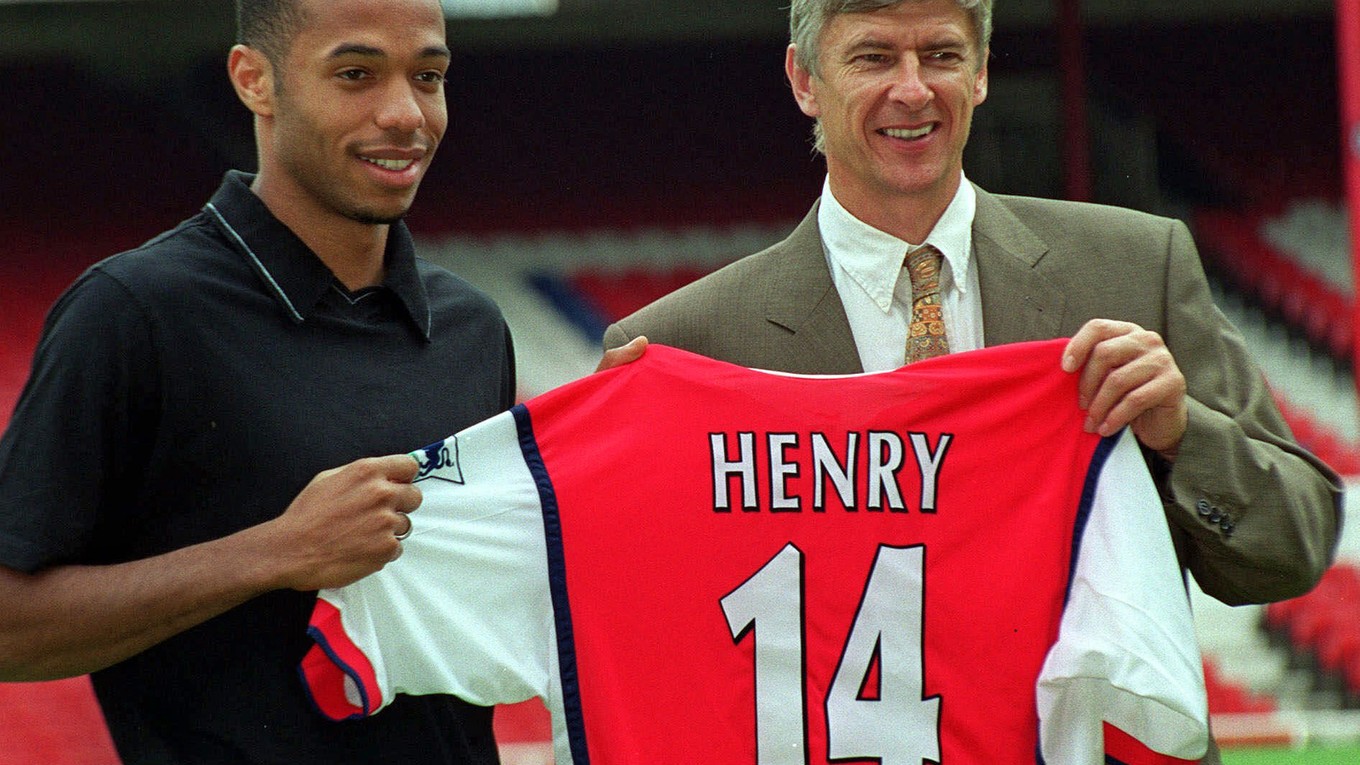 Keď to všetko začalo. Nová posila "Gunners" Thierry Henry pózuje 3. augusta 1999 s trénerom Arsénom Wengerom pred pozvanými médiami.