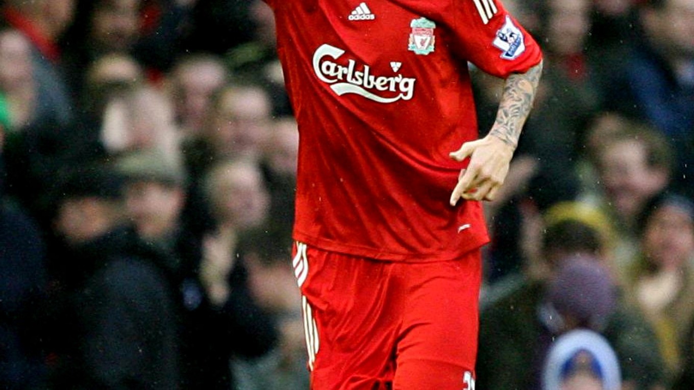 Nekompromisný zadák pôsobí v Merseyside od roku 2008.