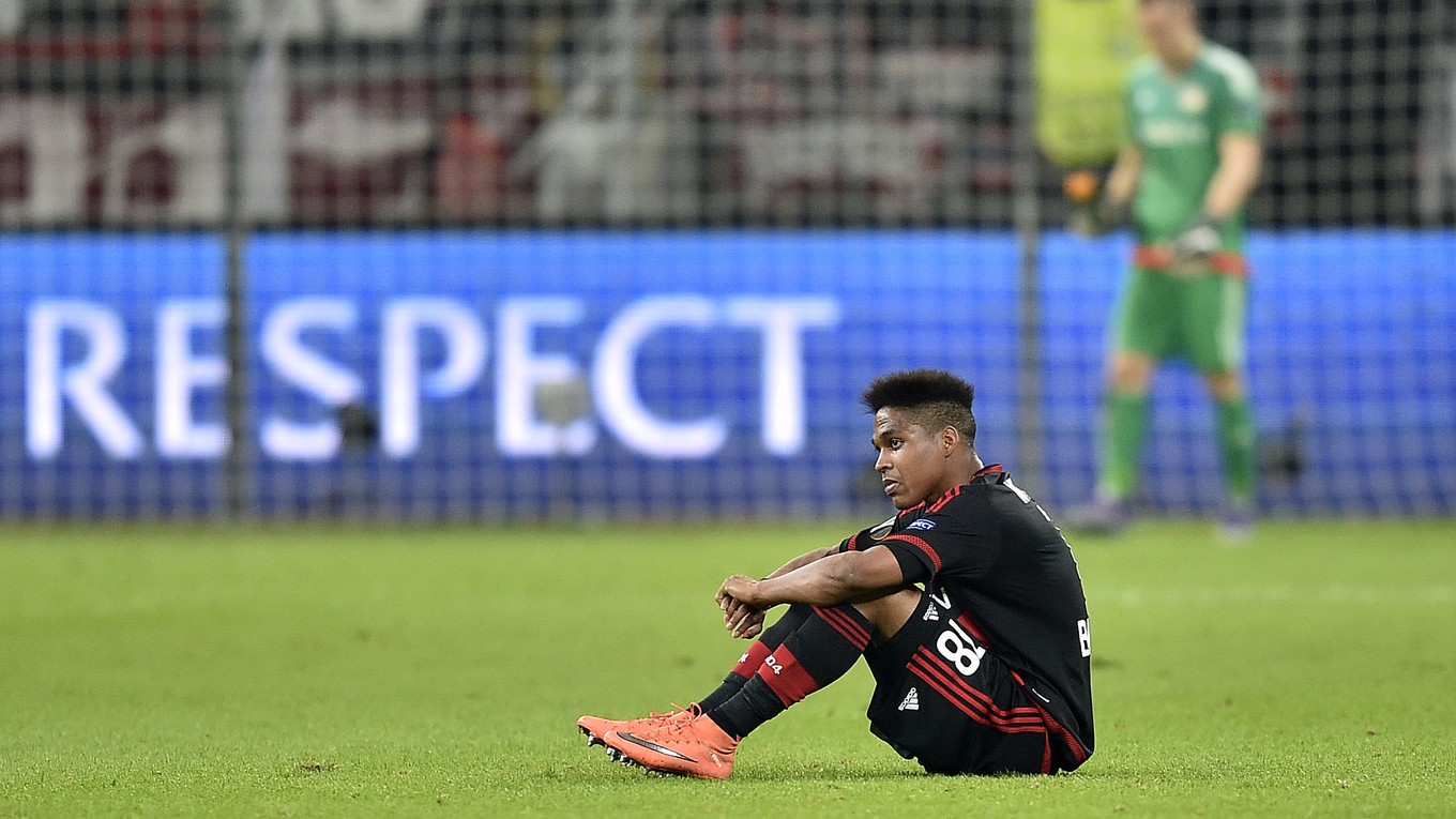 Takto sklamaný sedel Wendell na trávniku po jarnom vypadnutí Leverkusenu z Európskej ligy. Nemecký zástupca nestačil na Villarreal.